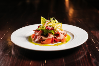 Mixed salad with roastbeef and tomatoes