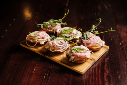 Сельдь с луком и жареным картофелем