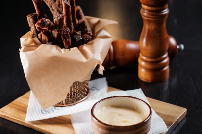 Хлебные сухарики с сырным соусом