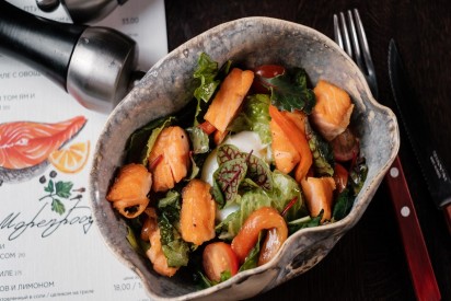 Салат из семги с миксом салатов