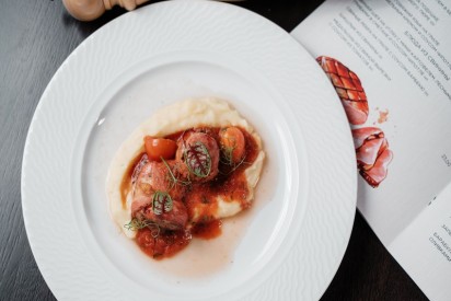 Медальоны из свиной вырезки с картофельным пюре и соусом из томатов