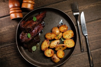 Брискет с мини-картофелем и соусом чипотле